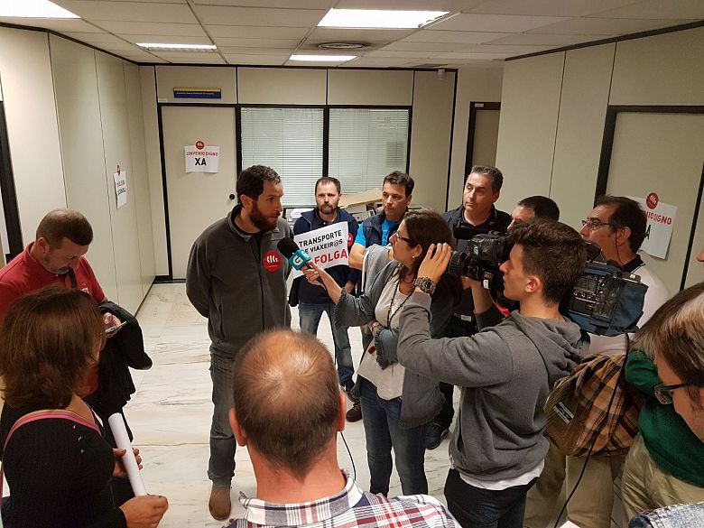 2017-06-28 ocupacion Direccion Xeral de Mobilidade Compostela 008.jpg